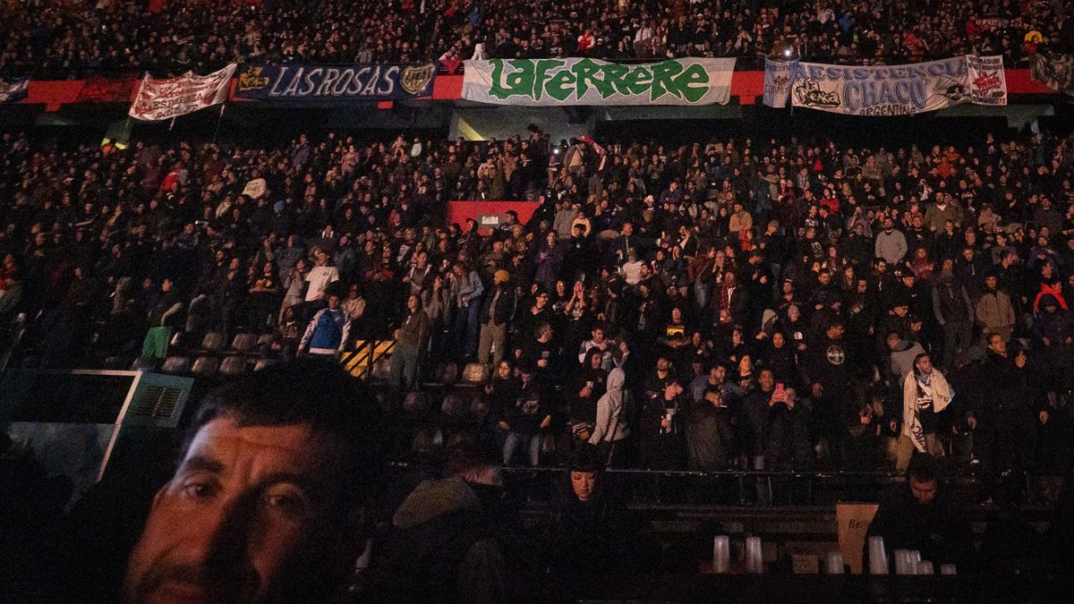 La banda oriunda del barrio porteño de Mataderos se presentó en la ciudad de Santa Fe ante más de 40.000 almas que deliraron durante casi tres horas de puro rock. La banda oriunda del barrio porteño de Mataderos se presentó en la ciudad de Santa Fe ante más de 40.000 almas que deliraron durante casi tres horas de puro rock.