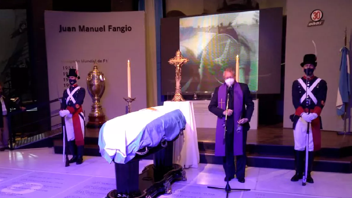 Cuando los restos llegaron al Museo Juan Manuel Fangio, fueron depositados con honores y con una ceremonia religiosa se procedi&oacute; a completar el homenaje.