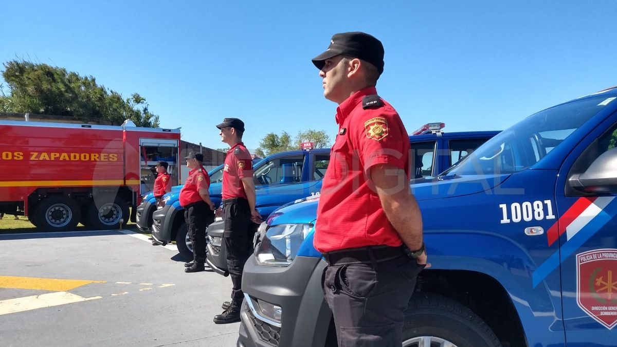 Las camionetas que le entregaron este lunes a los bomberos serán transformadas en unidades de combate de incedios forestales.