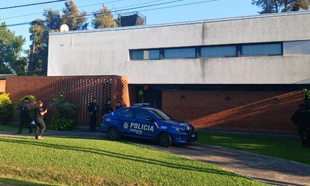 Policías de la PDI en el ingreso a la vivienda del country en Santo Tomé. Policías de la PDI en el ingreso a la vivienda del country en Santo Tomé.