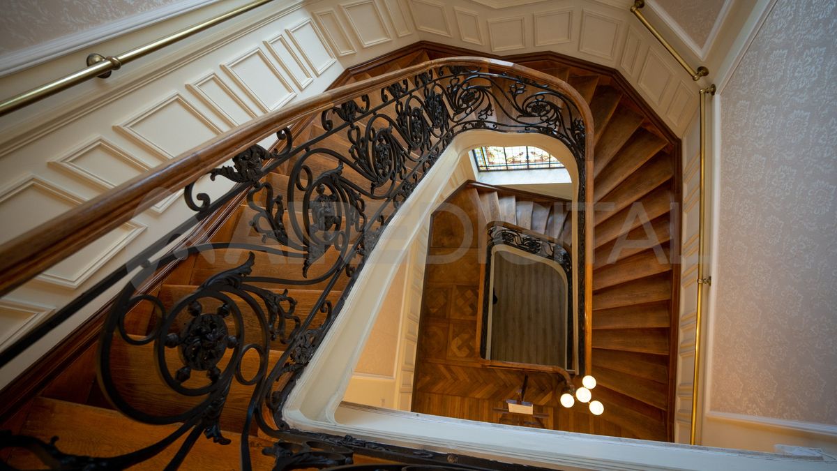 La escalera de la casa es original, luego de un minucioso proceso de restauración brilla en todo su esplendor.