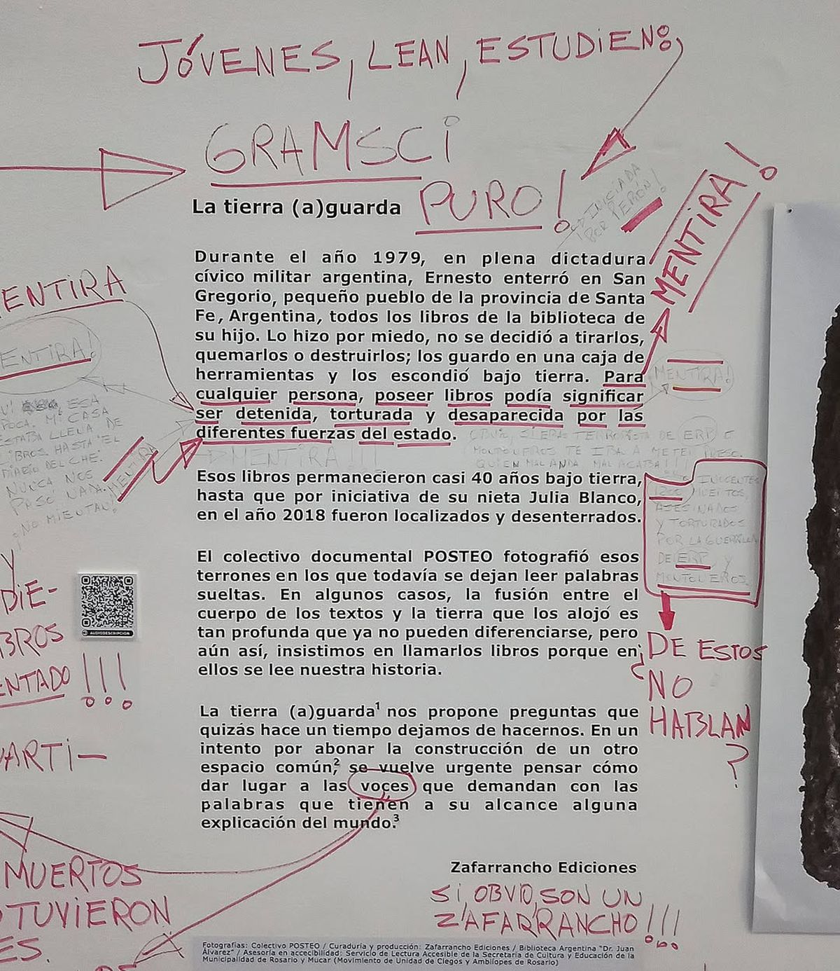 En las paredes de la muestra, escribieron mensajes con fibrón rojo indeleble. En las paredes de la muestra, escribieron mensajes con fibrón rojo indeleble.