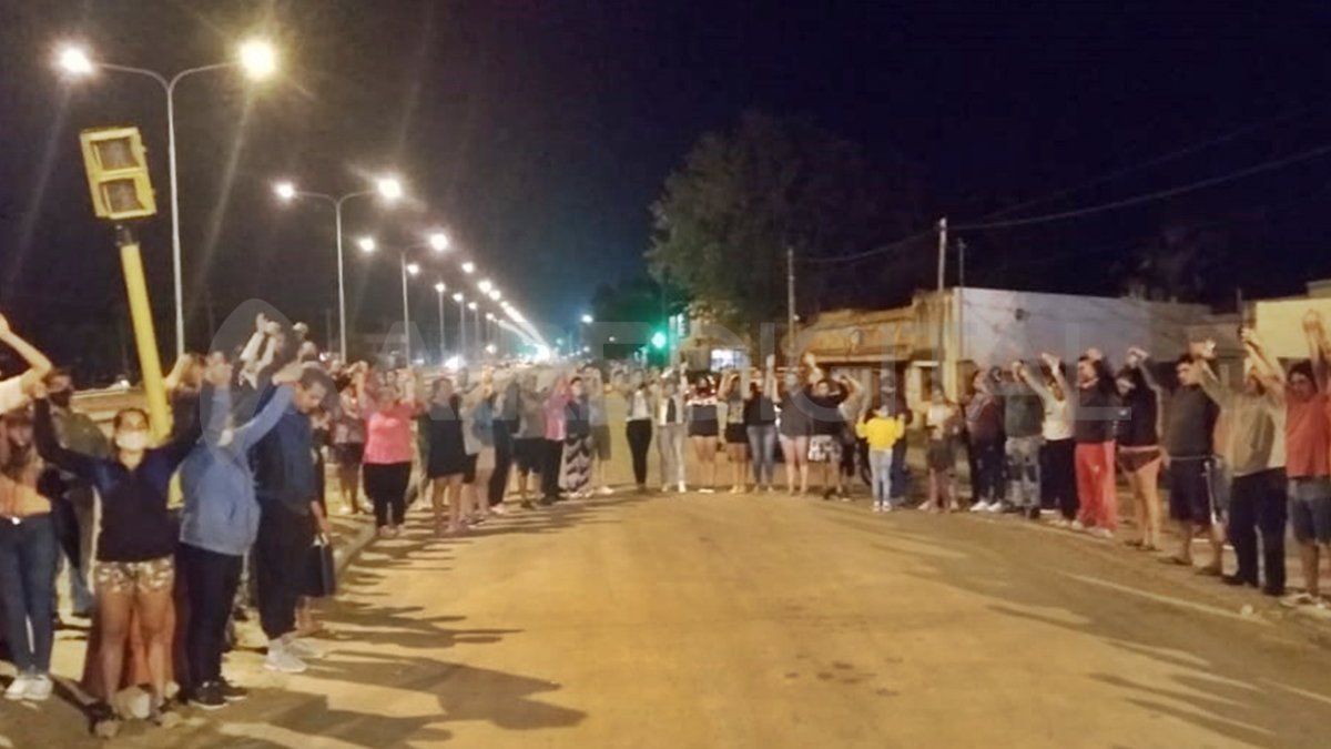 Los vecinos de B° El Pozo organizaron para la noche de este lunes un aplauso solidario.