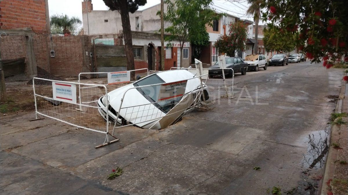 Este lunes el auto todavía seguía en el cráter de la misma manera.&nbsp;