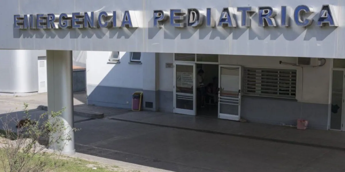 El pequeño fue derivado en código rojo al Hospital Materno Infantil, donde fue intervenido quirúrgicamente.