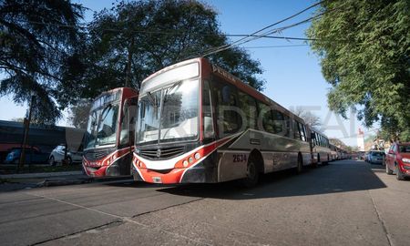 La UTA suspendió el paro de transporte luego de que Nación acordara el envio de 2 mil millones a las empresas del interior. La UTA suspendió el paro de transporte luego de que Nación acordara el envio de 2 mil millones a las empresas del interior.