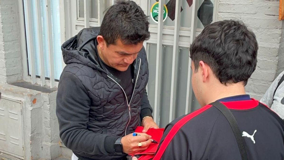 Luis Miguel Rodríguez firmando autógrafos en la puerta del sanatorio
