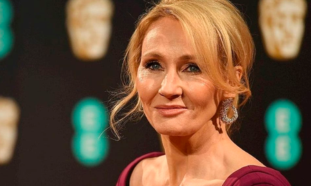 Hay un montón de cosas sobre Jo. Sabes, interpreto a personas complicadas, me interesan las personas complicadas. No quiero involucrarme en los problemas trans, hablando de ellos, porque es un campo minado tan extraordinario”, dijo el actor. “Ella tiene sus opiniones, yo tengo las mías. Difieren en muchas áreas, agregó. Hay un montón de cosas sobre Jo. Sabes, interpreto a personas complicadas, me interesan las personas complicadas. No quiero involucrarme en los problemas trans, hablando de ellos, porque es un campo minado tan extraordinario”, dijo el actor. “Ella tiene sus opiniones, yo tengo las mías. Difieren en muchas áreas, agregó.