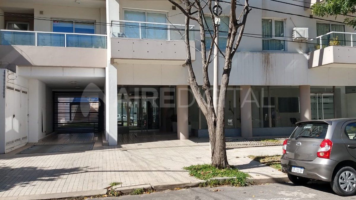 Cuatro hombres a bordo de dos motos intentaron&nbsp;ingresar por las concheras del edificio ubicado en G&uuml;emes al 3100.