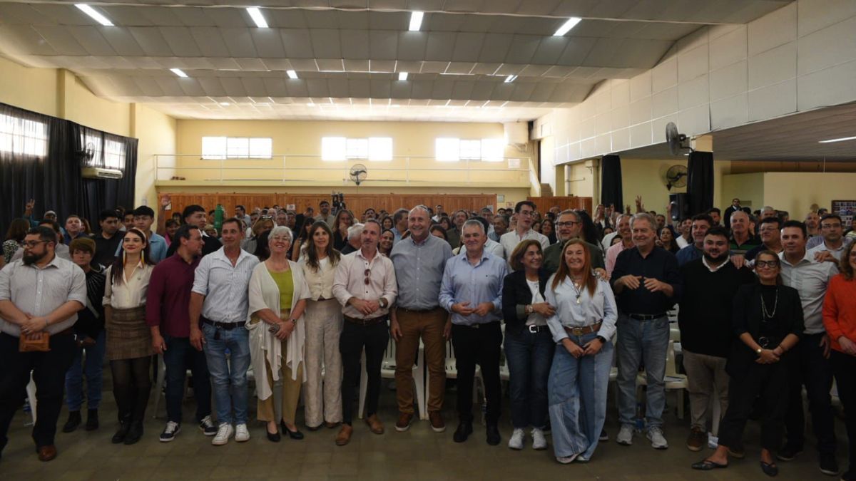 Además de Perotti participaron los diputados del bloque Hacemos: Marcos Corach, Celia Arena y Sonia Martorano y el diputado nacional Roberto Mirabella. Además de Perotti participaron los diputados del bloque Hacemos: Marcos Corach, Celia Arena y Sonia Martorano y el diputado nacional Roberto Mirabella.