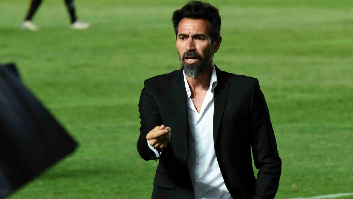 Colón cayó frente a Racing por la Copa de la Liga y Eduardo Domínguez reconoció su disgusto por el resultado y porque los árbitros convalidaron el segundo tanto de la Academia sobre el final del partido.