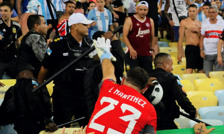 Tremendo: Dibu Martínez defendió a los hinchas argentinos de la Policía Tremendo: Dibu Martínez defendió a los hinchas argentinos de la Policía