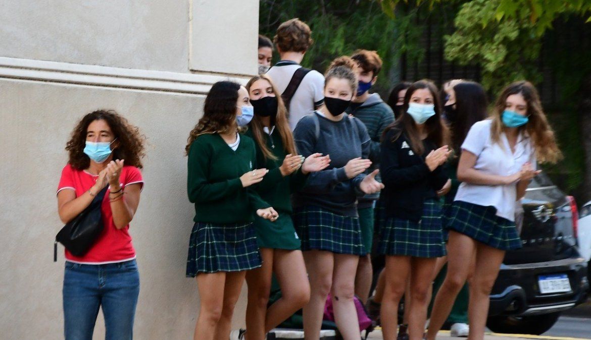 Abrazo simbólico en un colegio de Vicente López.
