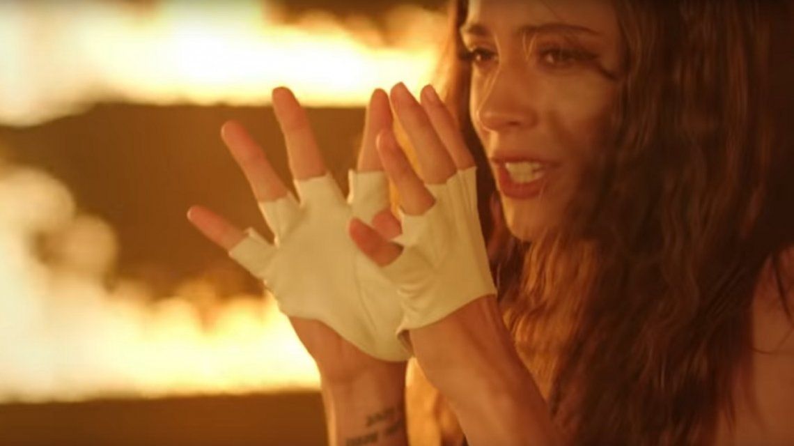 Tini Stoessel lanzó su nuevo vídeo con la participación de Juan Minujín y Celeste Cid