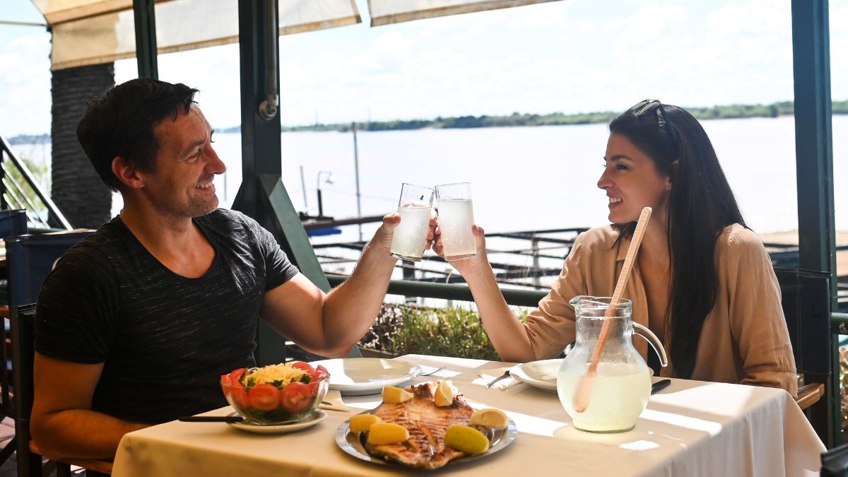 La gastronom&iacute;a de r&iacute;o se posiciona como el gran atractivo culinario de las Pascuas, con platos t&iacute;picos que los visitantes pueden disfrutar frente al Paran&aacute;.