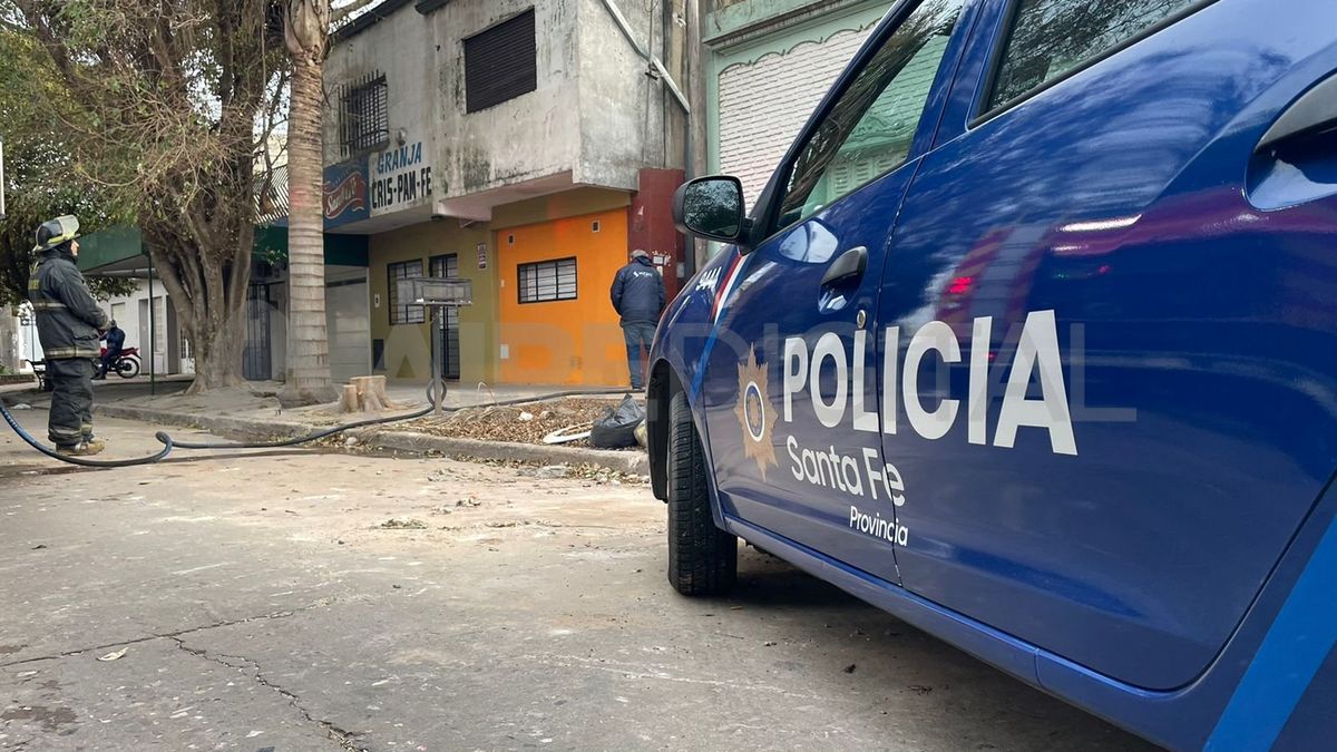 Un móvil policial delimita las restricciones para circular por Córdoba 2600.