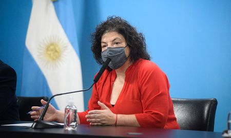Vizzotti habló durante una conferencia de prensa en el Centro Logístico de Benavídez, donde se lleva a cabo un operativo de control de las 1.181.500 dosis de vacunas de Astrazeneca que arribaron hoy desde Estados Unidos. Vizzotti habló durante una conferencia de prensa en el Centro Logístico de Benavídez, donde se lleva a cabo un operativo de control de las 1.181.500 dosis de vacunas de Astrazeneca que arribaron hoy desde Estados Unidos.