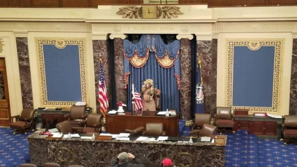 Q-Shaman en el Senado de los Estados Unidos.