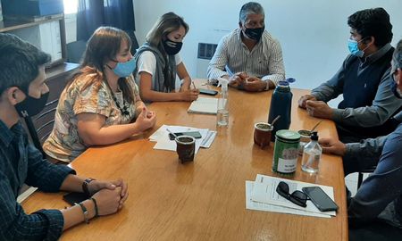El presidente comunal de Sauce Viejo, Pedro Uliambre mantuvo un encuentro con la presencia de la tesorera, Romina Rodríguez, el secretario de gobierno, Gustavo López Torres, el secretario de actas, Fabián Romagnoli y representantes de salud, Juzgado de Faltas y prevención comunal.