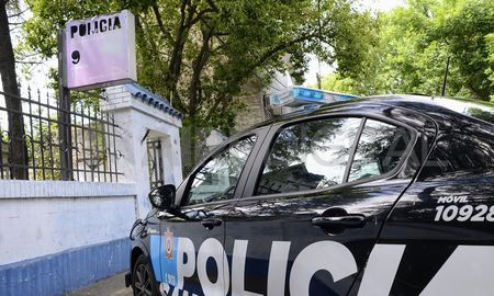 Allanan la Comisaría 9 de Rosario, en el marco de la causa que investiga el ataque sicario en el que asesinaron al líder de la barra de Central, Andrés Pillín Bracamonte. Allanan la Comisaría 9 de Rosario, en el marco de la causa que investiga el ataque sicario en el que asesinaron al líder de la barra de Central, Andrés Pillín Bracamonte.