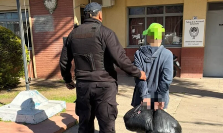 Fue durante un control preventivo. El joven tiene 24 años. Llevaba un objeto similar a un revólver.