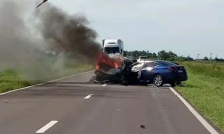 Los vehículos impactaron de frente y quedaron destruidos. Los vehículos impactaron de frente y quedaron destruidos.