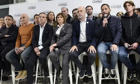 Los principales referentes de Juntos por el Cambio, encabezados por Horacio Rodríguez Larreta y Patricia Bullrich, se mostraron juntos para defender al gobernador de Jujuy, Gerardo Morales. Los principales referentes de Juntos por el Cambio, encabezados por Horacio Rodríguez Larreta y Patricia Bullrich, se mostraron juntos para defender al gobernador de Jujuy, Gerardo Morales.