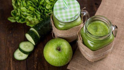 Jugo de espinaca y manzana para controlar la ansiedad de forma saludable