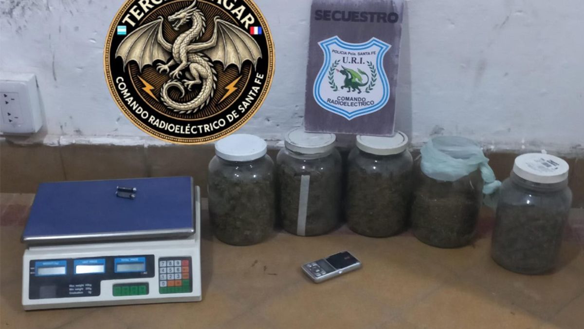 Marihuana en frascos y balanzas