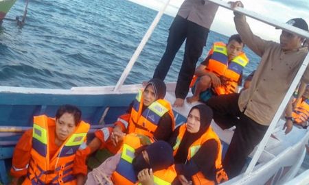 Veintiséis personas están desaparecidas tras el naufragio de un transbordador frente a la costa de Indonesia. Veintiséis personas están desaparecidas tras el naufragio de un transbordador frente a la costa de Indonesia.