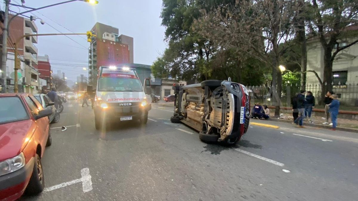 Una mujer protagonizó un fuerte accidente con la camioneta que manejaba