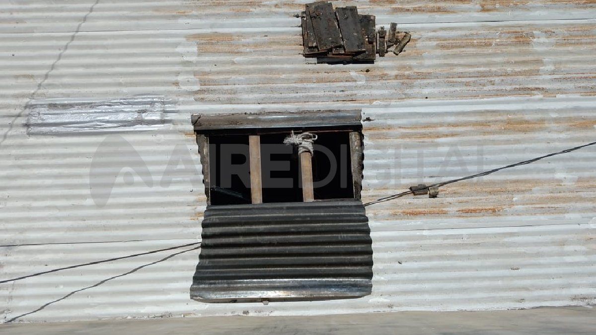 Con una soga, lograron descender hasta el interior del local.