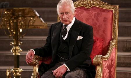 Carlos III culminó este viernes su gira por el Reino Unido como nuevo monarca al visitar Gales, donde fue recibido con aplausos y abucheos, y mañana sábado velará junto a sus hermanos el féretro de su difunta madre, Isabel II. Carlos III culminó este viernes su gira por el Reino Unido como nuevo monarca al visitar Gales, donde fue recibido con aplausos y abucheos, y mañana sábado velará junto a sus hermanos el féretro de su difunta madre, Isabel II.