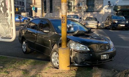 En una situación llamativa, el conductor permanecía dentro del vehículo, descansando, mientras aguardaba la llegada de la grúa. En una situación llamativa, el conductor permanecía dentro del vehículo, descansando, mientras aguardaba la llegada de la grúa.