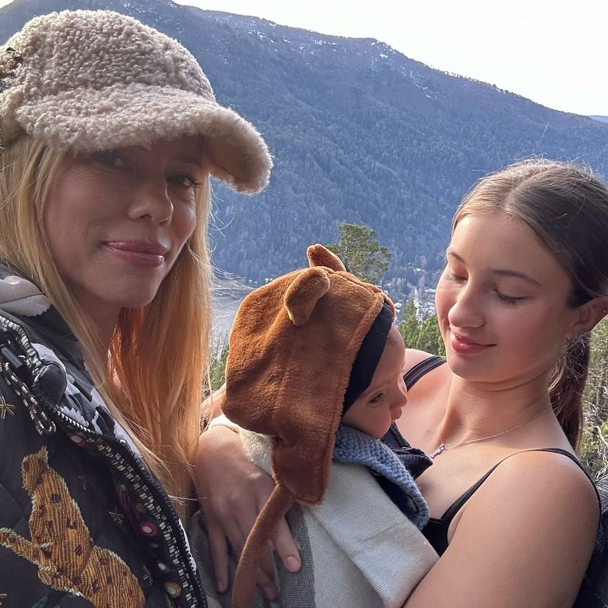 Cruz, el bebé de Nicole Neumann y Manu Urcera, tiene tres meses y medio. Cruz, el bebé de Nicole Neumann y Manu Urcera, tiene tres meses y medio.