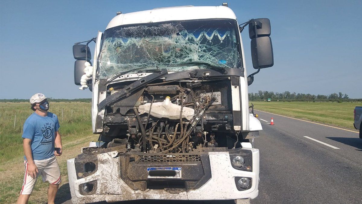 Accidente de tránsito. Así quedó el frente del camión tras el impacto en la ruta 19.&nbsp;