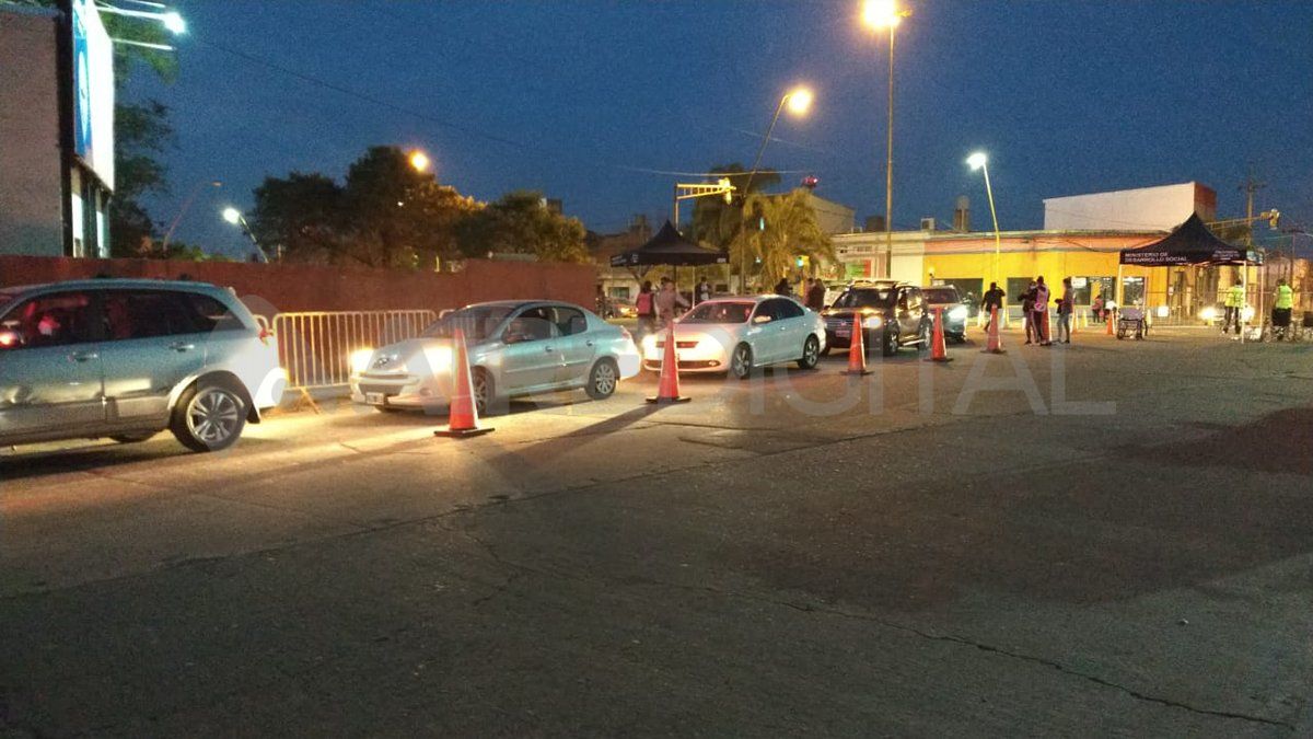 La fila de autos que se generó por las demoras.