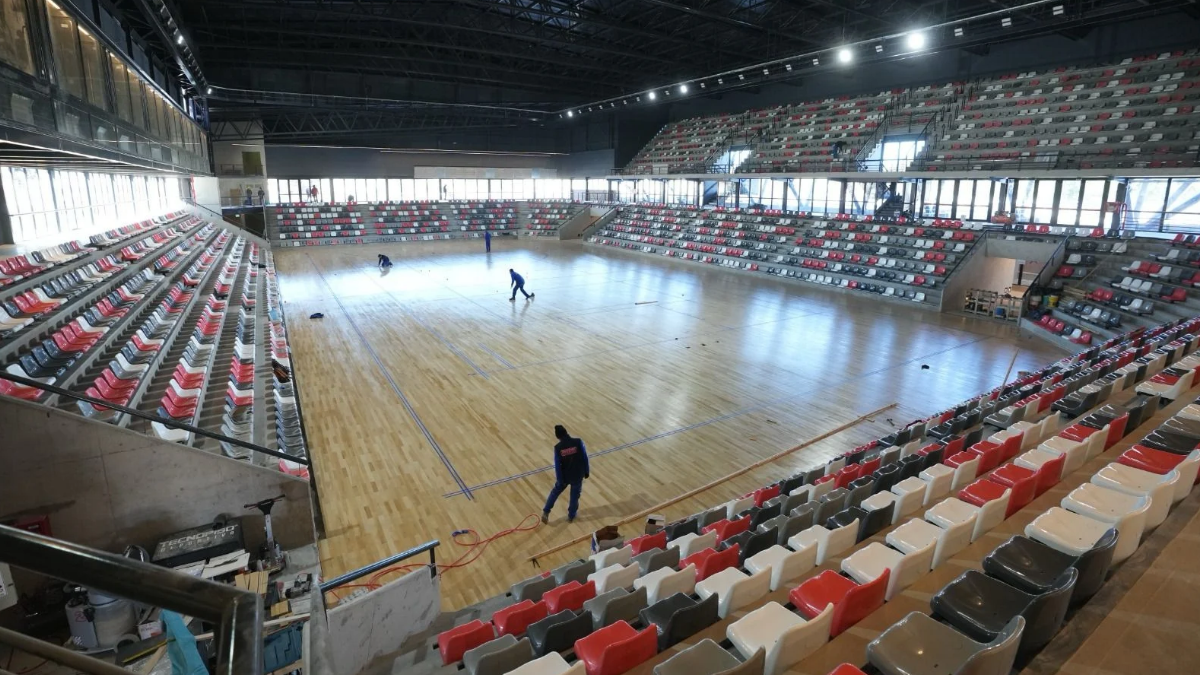 El estadio cuenta con 16 cabinas de transmisión, con capacidad para dos personas cada una.