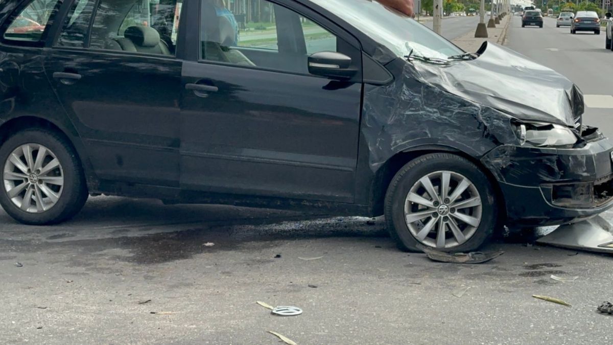 El autom&oacute;vil sufri&oacute; graves da&ntilde;os en su tren delantero.