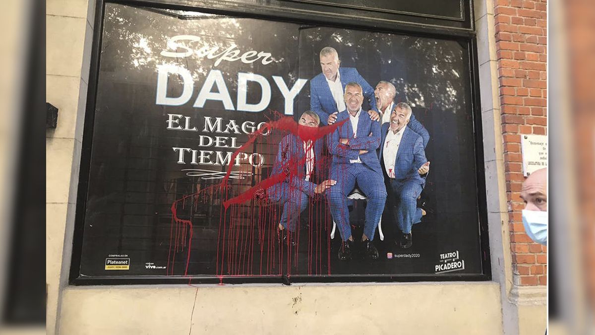 La fachada del teatro bonaerense El Picadero fue vandalizada