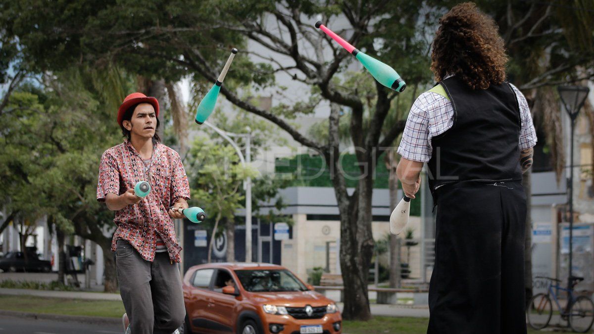 Malabarear la calle: los artistas de las esquinas de Santa Fe