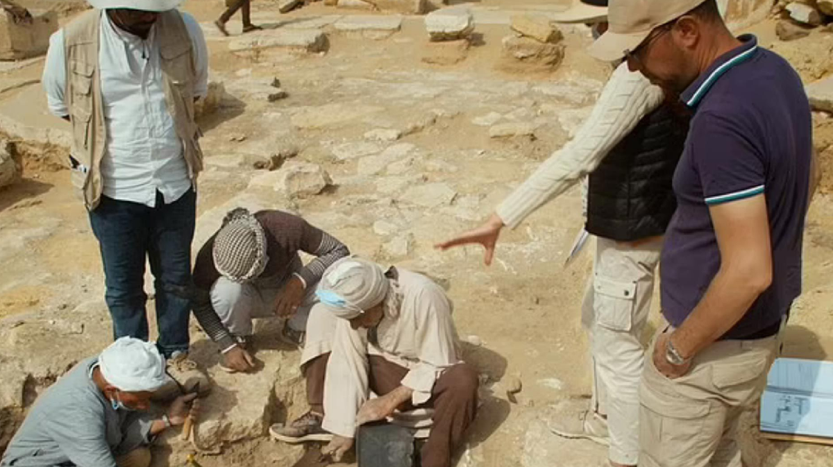 Los expertos creen que el sitio es un templo solar, los cuales se constru&iacute;an para los faraones mientras estaban vivos para otorgar a los gobernantes el estatus de dioses.