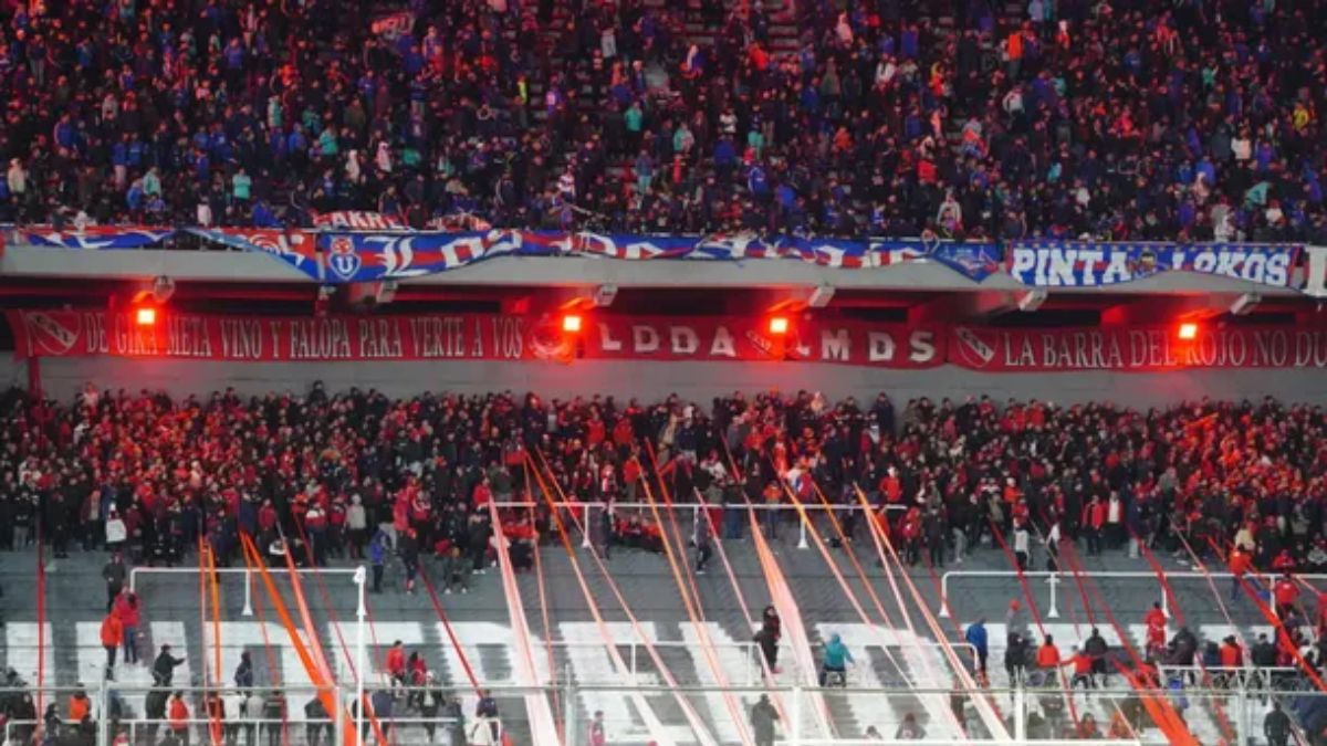 Graves incidentes en la Copa Sudamericana: pelea campal entre hinchas de Universidad de Chile y la barra de Independiente.