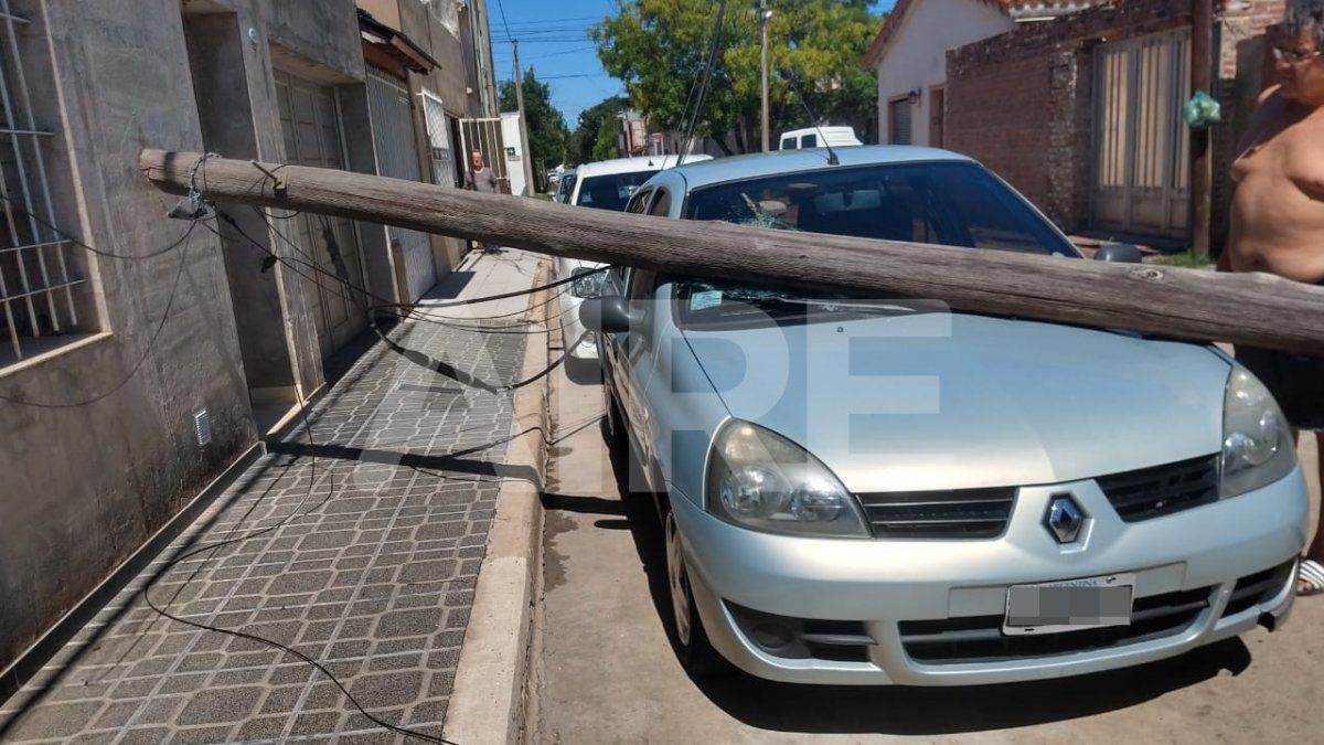 Barrio María Selva: el Pasaje Parpal permanecía cortado ya que el poste impedía la circulación.
