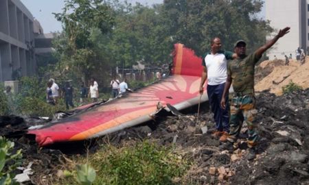 Un avión de Air India se estrelló al poco tiempo de despegar. Un avión de Air India se estrelló al poco tiempo de despegar.