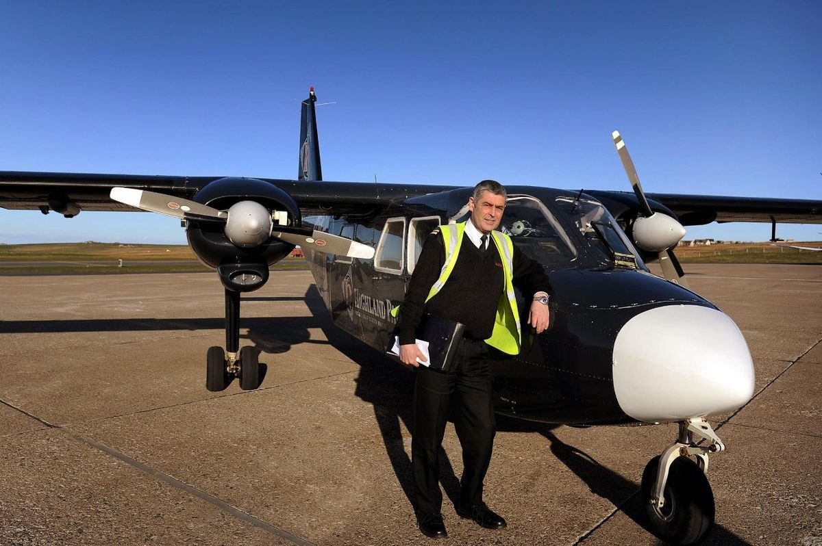 Según la meteorología, en un día con vientos favorables y volando con menor peso (pocos pasajeros y equipaje), el tiempo en el aire es de ¡53 segundos! Esta marca fue establecida por el comandante Stuart Linklater (foto), quien realizó el cruce entre ambos aeródromos unas 12.000 veces antes de jubilarse en 2017.