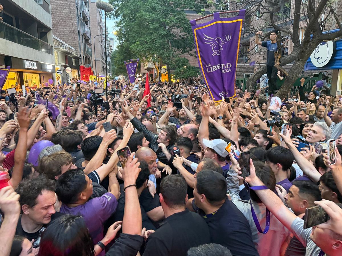 Tras recorrer las calles de Córdoba, Javier Milei cierra su campaña en Santa Fe.