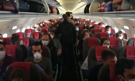 Pasajeros indignados por un vuelo de la empresa Iberia que viajaba lleno por España. Pasajeros indignados por un vuelo de la empresa Iberia que viajaba lleno por España.