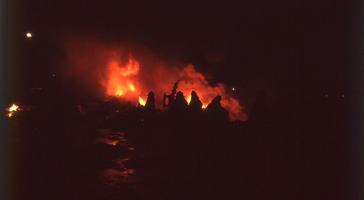 Tras el impacto, el B737 se convirtió en una inmensa bola de fuego. De las 46,060 toneladas del peso de despegue de la aeronave, 8,5 toneladas eran de combustible.