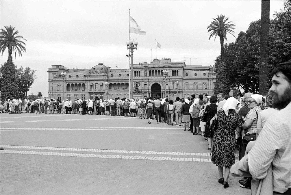 La primera ronda de Madres de Plaza de Mayo en búsqueda de respuesta por la desaparición de sus hijos y nietos.